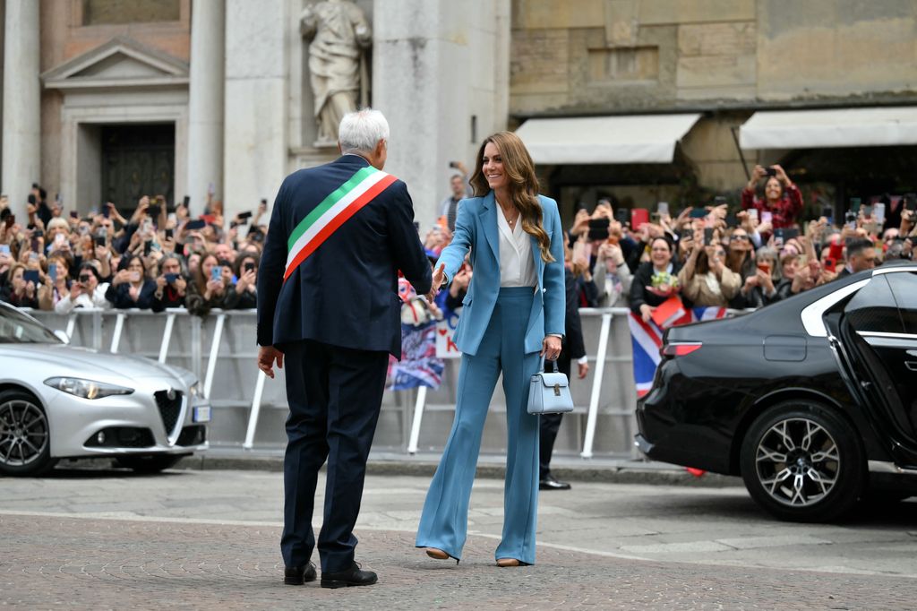 Kate Middleton es recibida por el alcalde de Reggio Emilia, Marco Massari