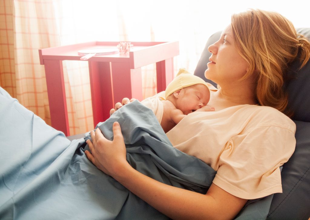 Bebé prematuro encima de su madre