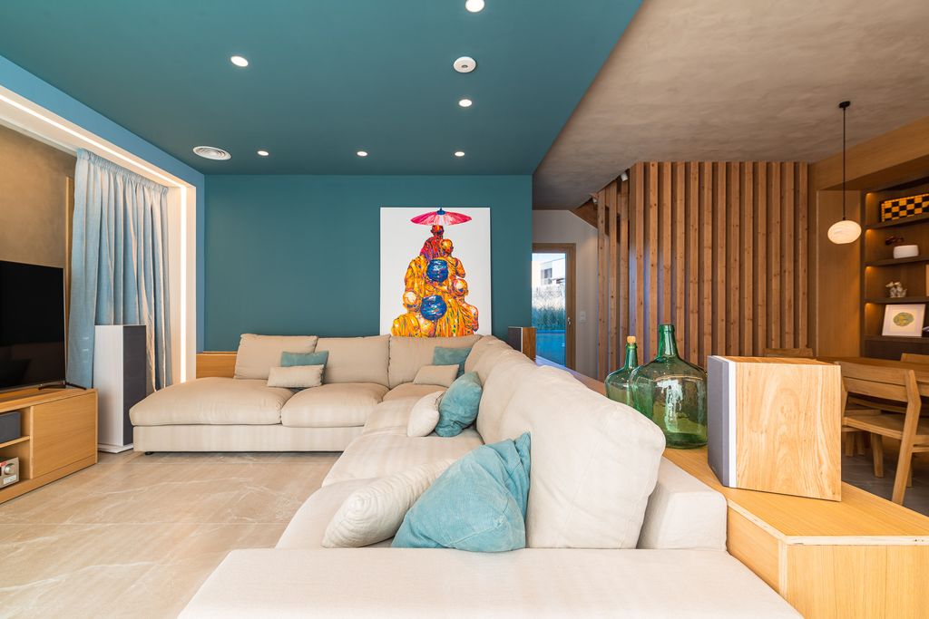 Salón y comedor con profusión de madera y azules y tonos neutros, invitando a la calma