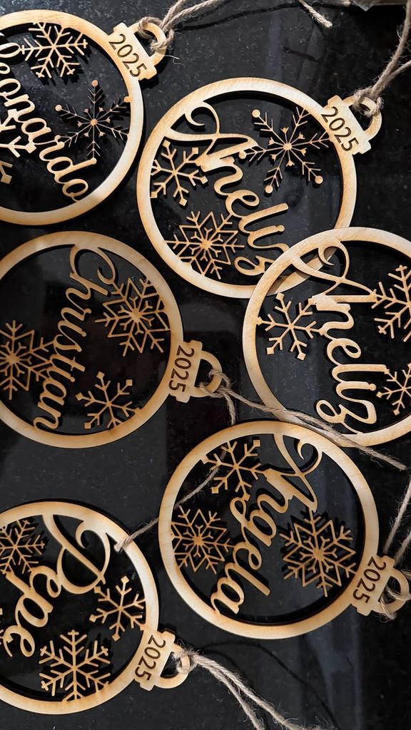 Ángela Aguilar mostró estos adornos navideños personalizados personalizados con los nombres de su familia.