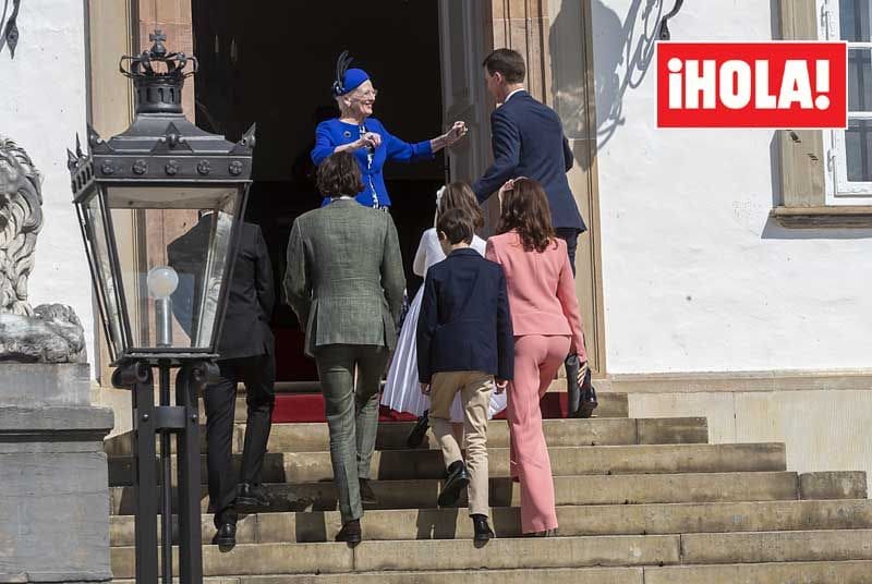 Margarita de Dinamarca, abrazando a su hijo menor, el príncipe Joaquín