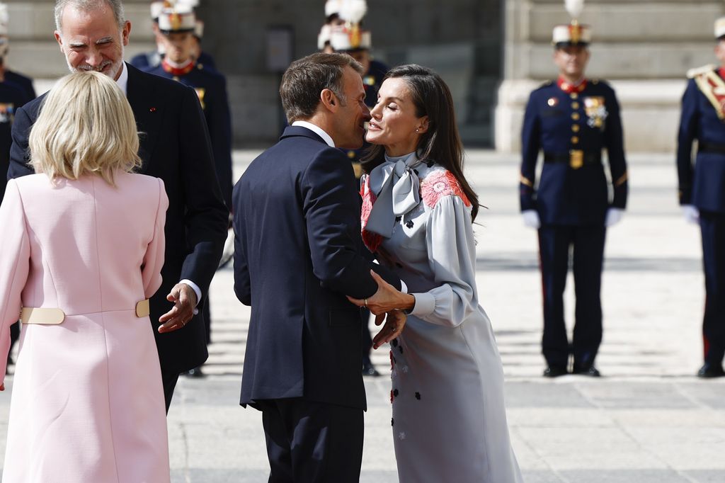 La reina Letizia, durante el saludo de bienvenida a Emmanuel Macron