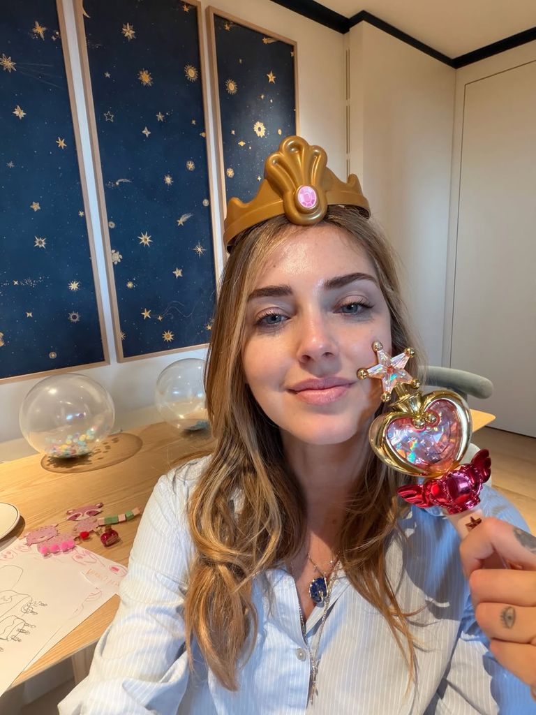 Chiara Ferragni posando con su varita y corona de cumpleañera