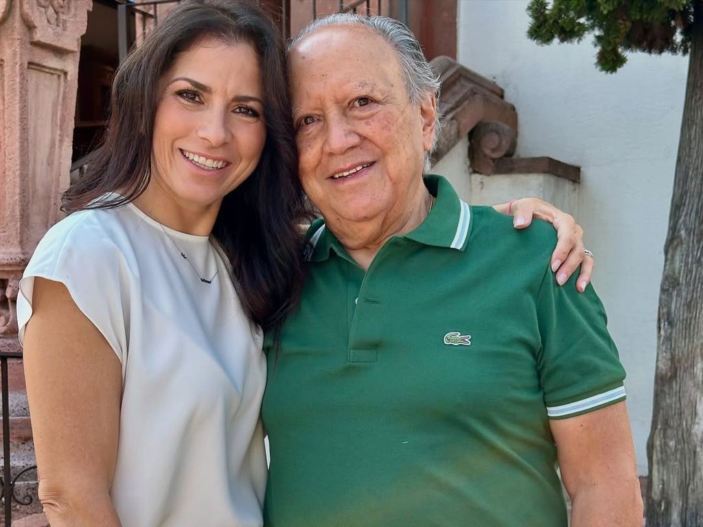 Alessandra Rosaldoo junto a su padre