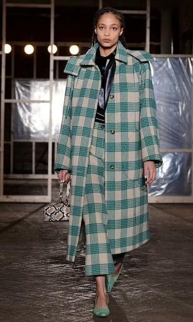 look de pasarela de rejina pyo con bolso de piel de serpiente