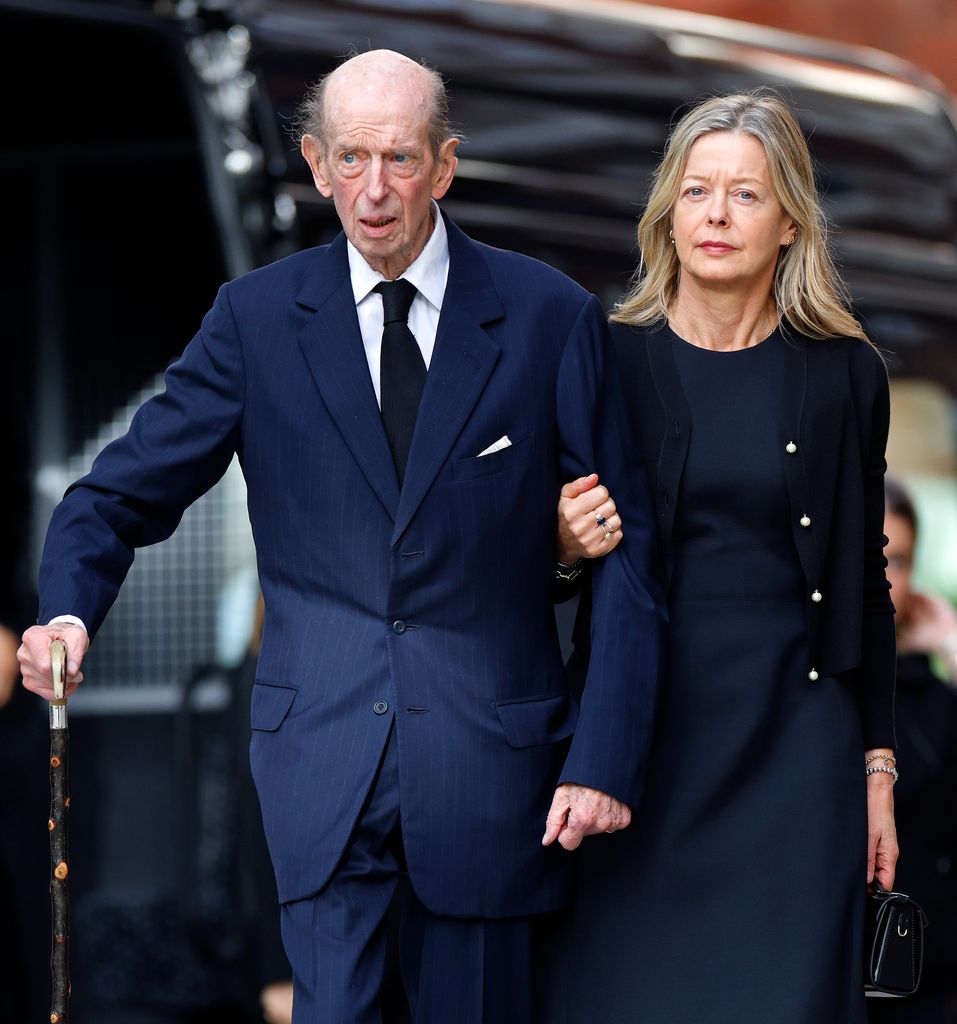 Con su padre, el duque de Kent, en el último adiós a su madre