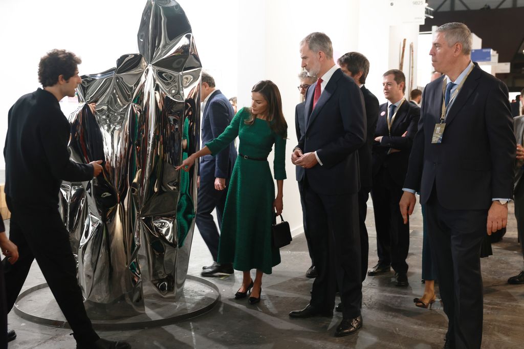Los Reyes, contemplando una obra de arte en ARCO