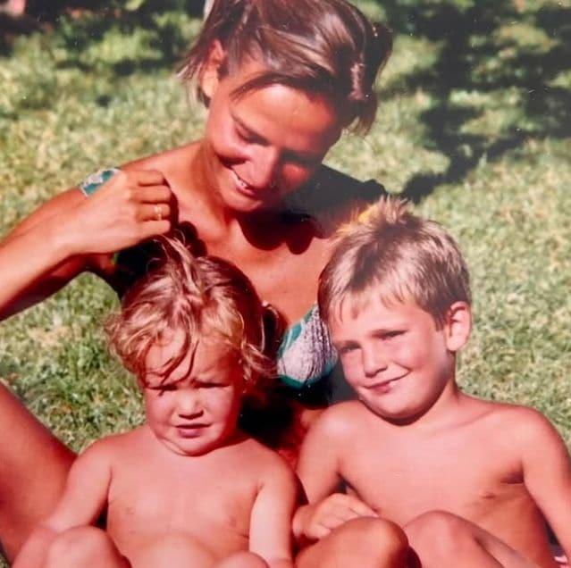 Isabel con sus hijos, de pequeños
