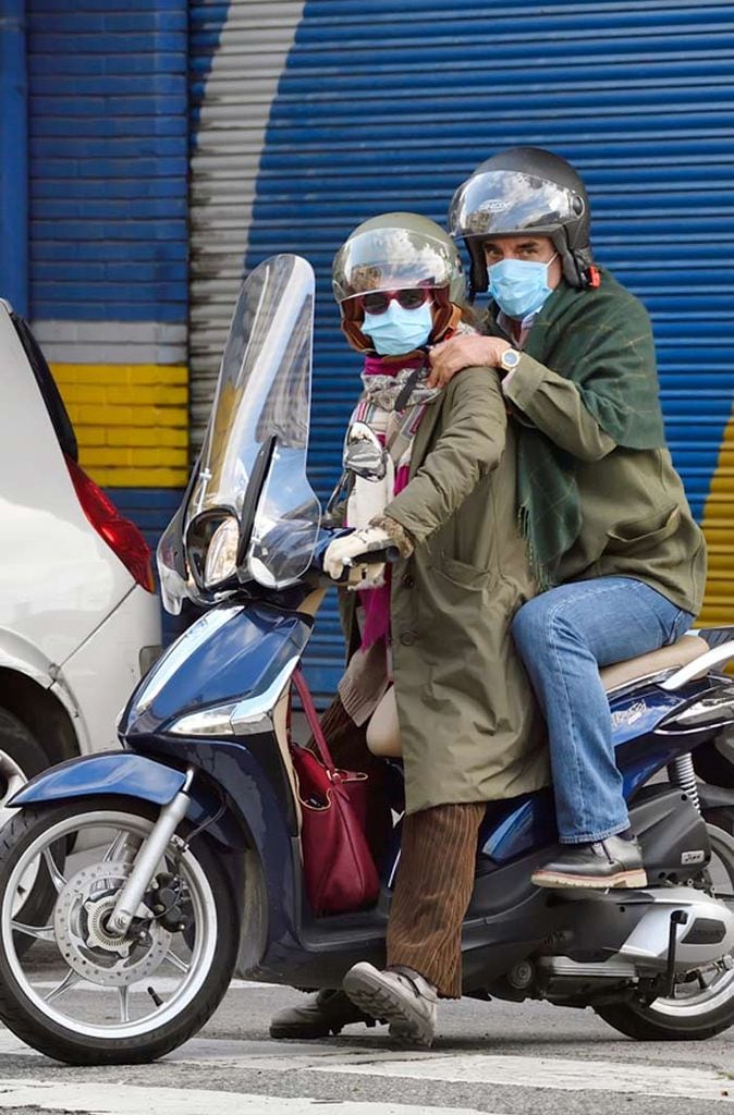 Mario Conde y Adriana Torres Silva, paseo en moto por Sevilla