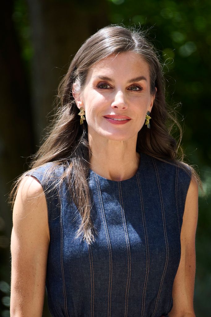 La reina Letizia lució un maquillaje natural y radiante. 