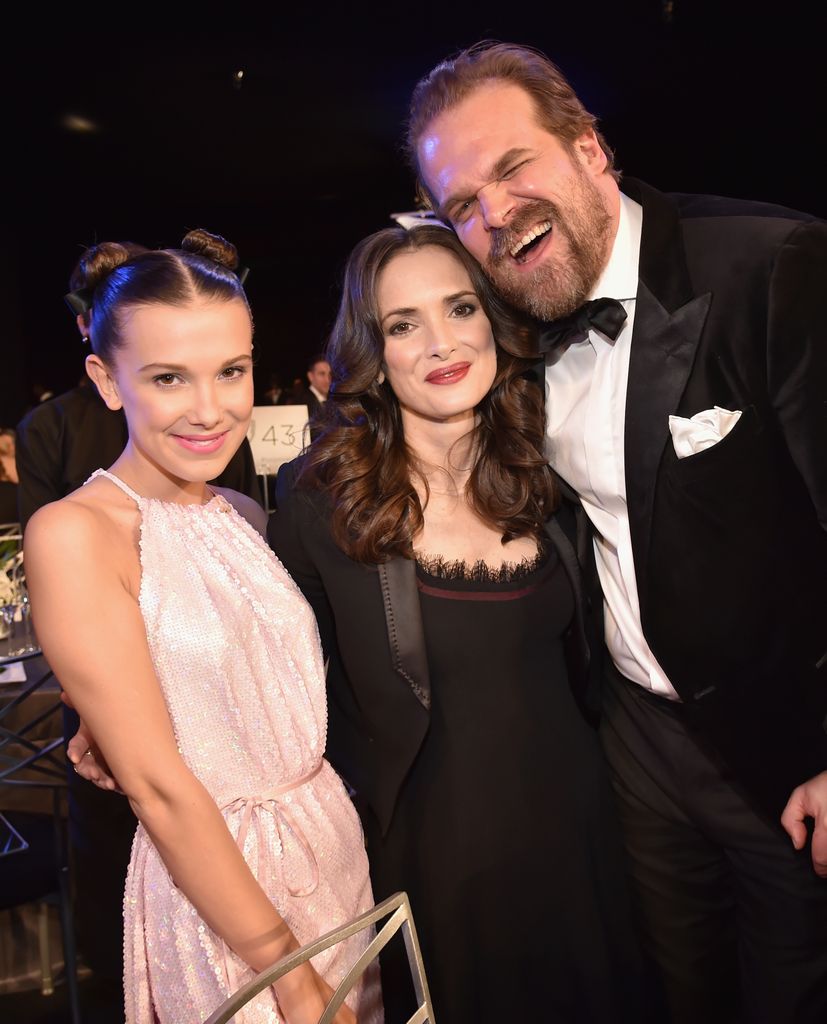 Millie Bobby Brown, Winona Ryder y David Harbour en los SAG Awards de 2018.