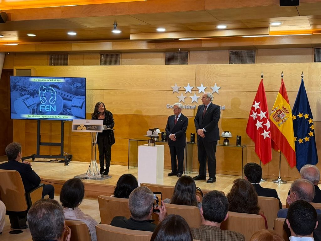 Rosaura Leis, presidenta de la FEN, junto a Rafael Ansón y Luis Suárez de Lezo, presidente de la Real Academia Española de Gastronomía.