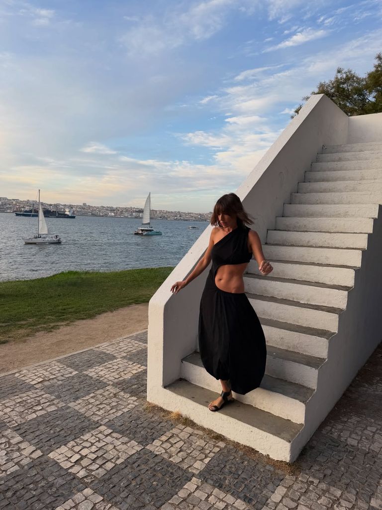 Eugenia Osborne con vestido negro con maxi abertura en Lisboa, 2026.