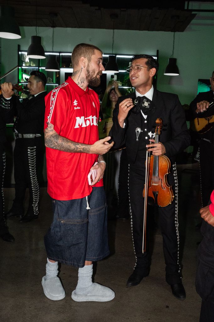 Justin Bieber se aventó un 'palomazo' con el mariachi, además de bailar al centro de la pista.