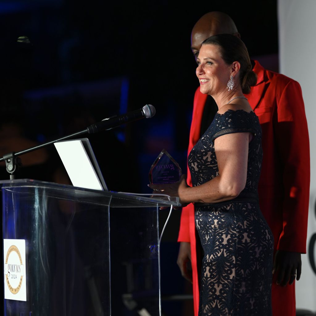 Plano medio de Marta Luisa de Noruega y Durek Verrett entregando un premio