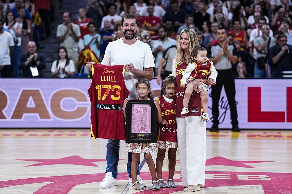 Llull posa con su familia en el adiós a la Selección española de baloncesto