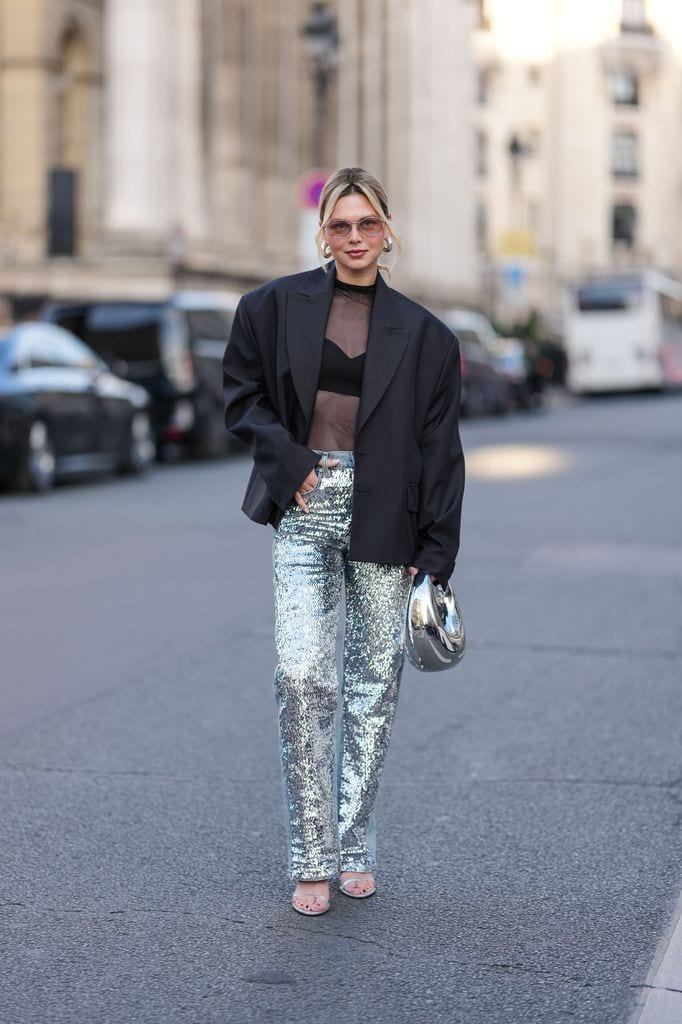 Looks con bolsos metálicos para ir a la moda