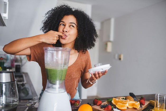 mujer tomando comida sana