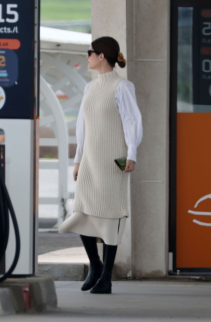 Sofía Palazuelo, embarazada, en una gasolinera