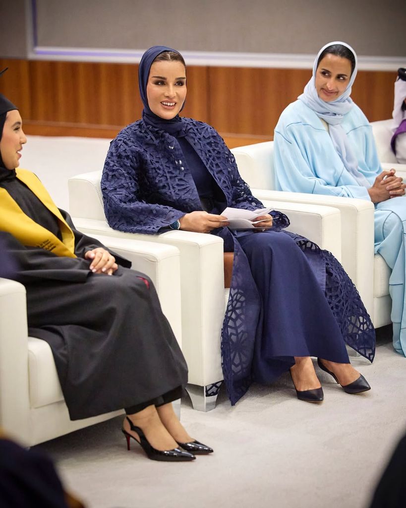 Para cada aparición pública la jaquesa Moza bint Nasser luce impecable con un estilo clásico, pero siempre demostrando su amor por la moda