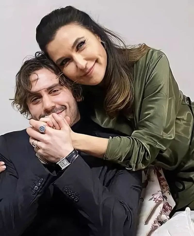 Taro es hijo de Şevval Sam y el exfutbolista Metin Tekin