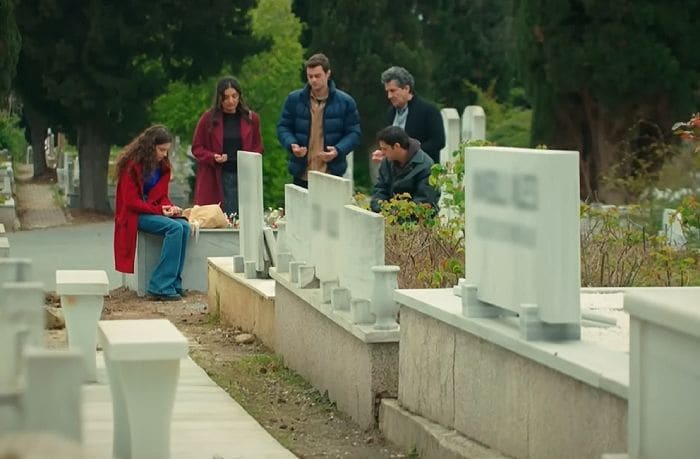 Los Eren visitan la tumba de Zehra en 'Hermanos'