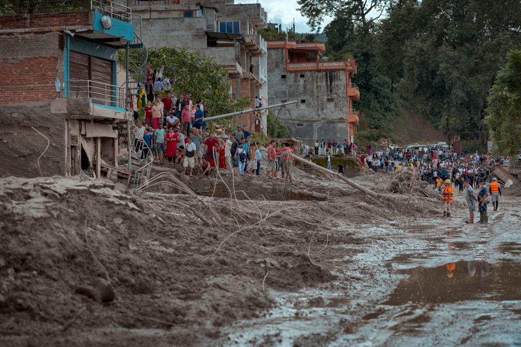 La acumulación de barro, rocas y escombros mantiene la alerta ante el riesgo de que puedan producirse nuevas inundaciones en la zona