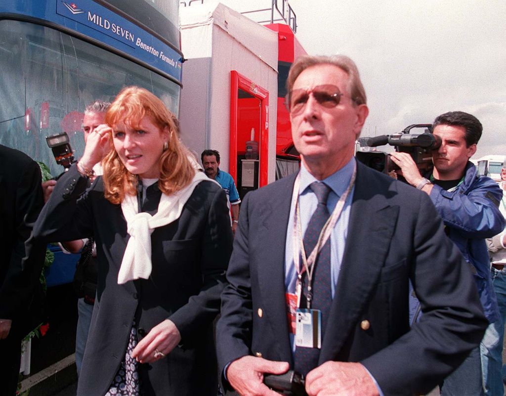 Sarah Ferguson y su amigo Paddy McNally en el paddock del Gran Premio de Gran Bretaña en Silverstone