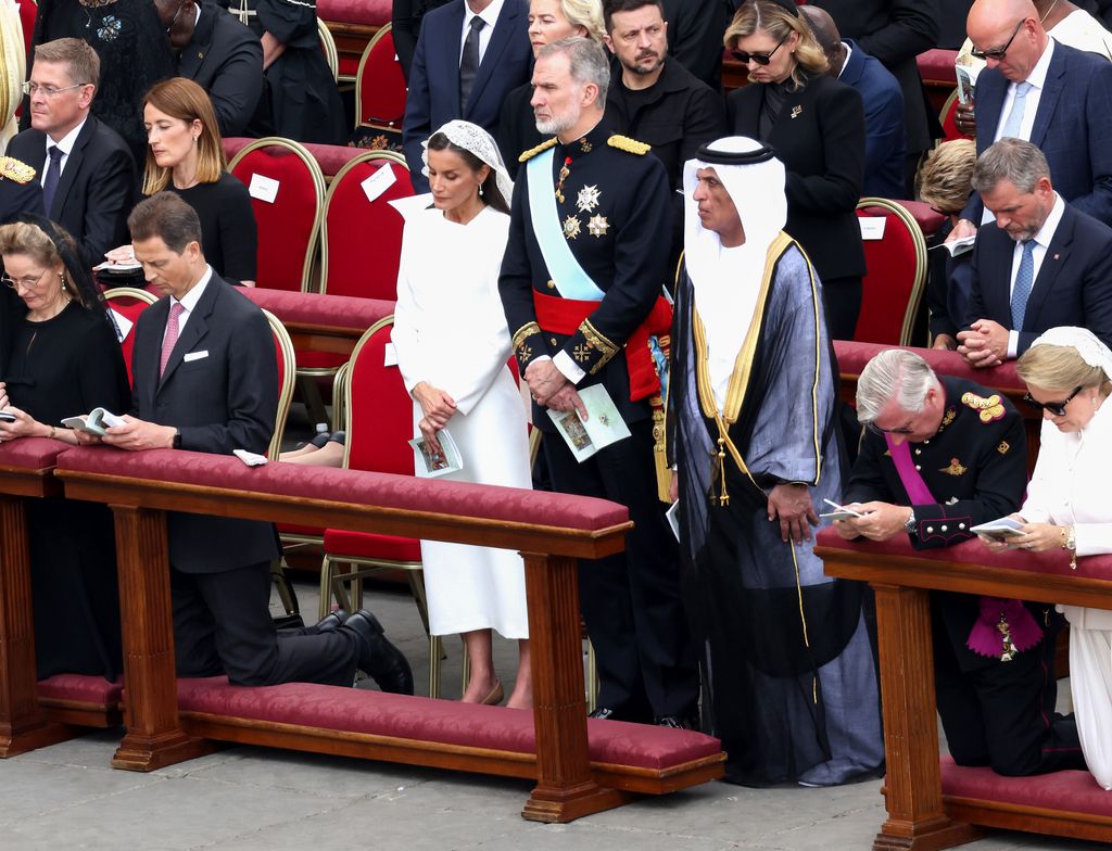 Las monarquías de Bélgica y Liechtenstein son las que se han sentado más cerca de don Felipe y doña Letizia, igual que un miembro de la delegación de Emiratos Árabes, la segunda fila más próxima al jefe del Estado español, estaba ocupada por Volodímir Zelenski, presidente de Ucrania