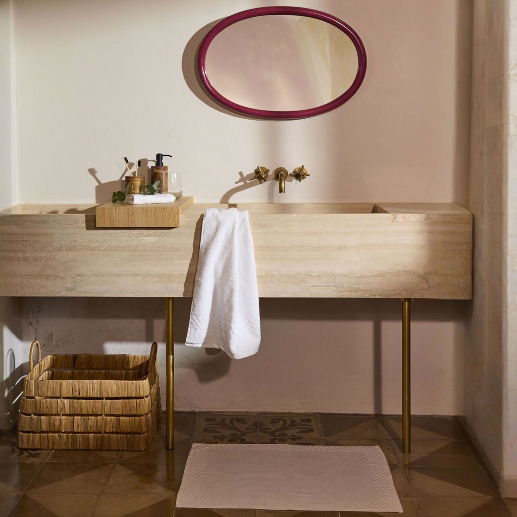 Lavabo de piedra travertino y patas metálicas