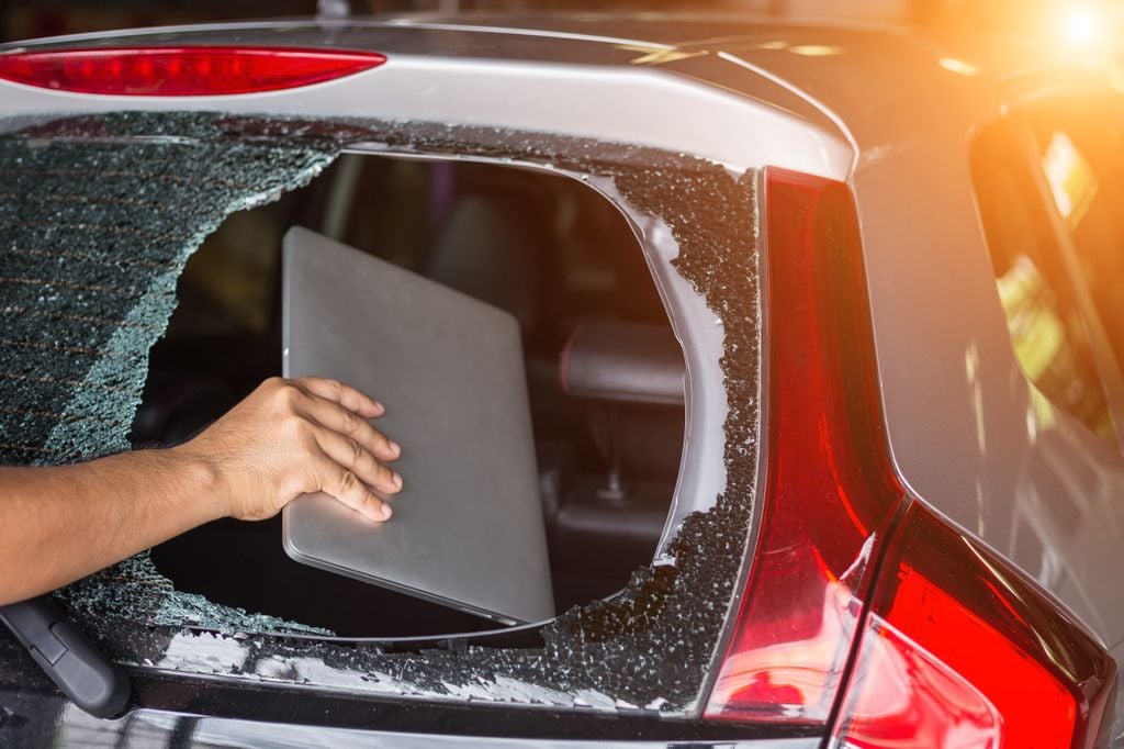 Robando una tablet de un coche