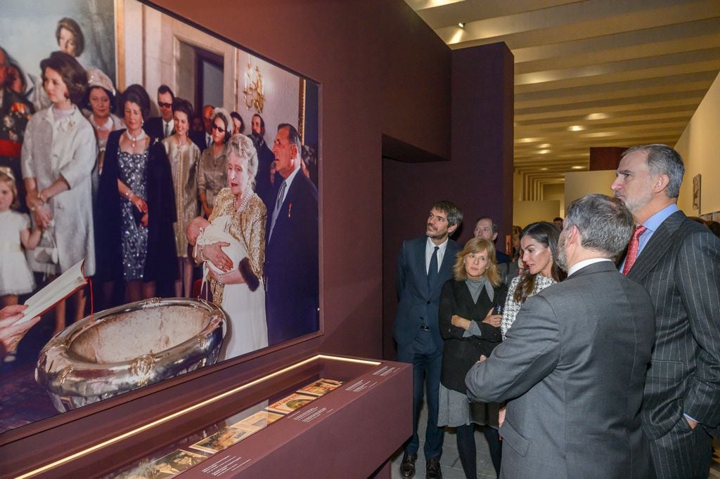 Los reyes Felipe y Letizia , contemplando la foto de su bautizo con su bisabuela, la reina Victoria Eugenia 