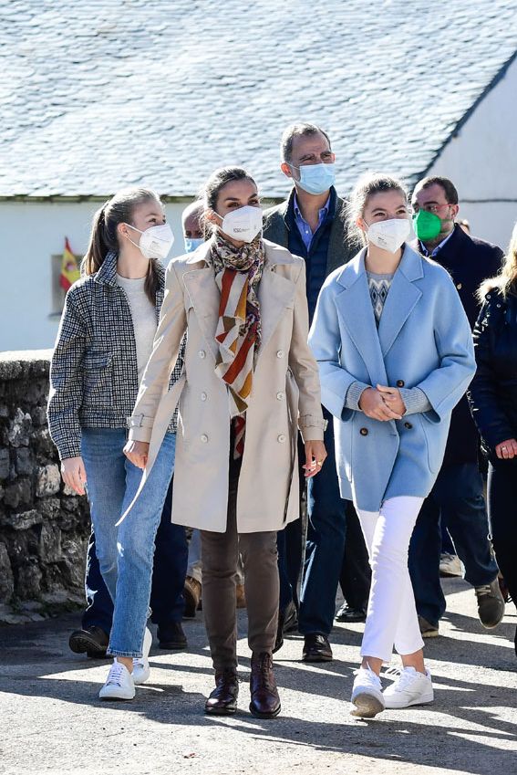 Reina Letizia, Princesa Leonor y la infanta Sofía en le retrato navideño