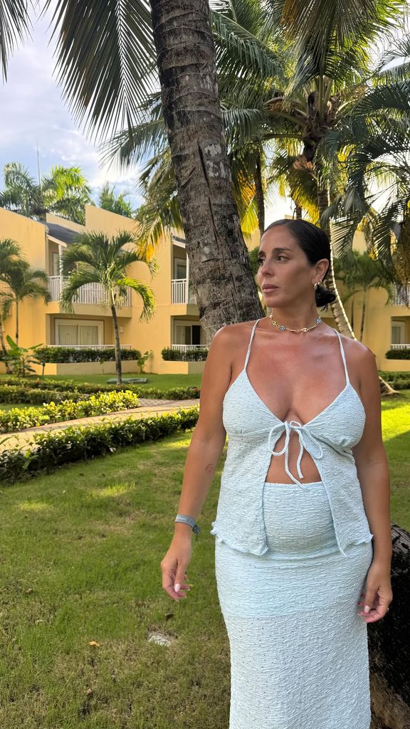 Anabel Pantoja, posando con un traje blanco en verano