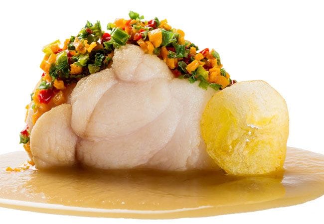 Elegante, imaginativa, delicada, y con una amplia paleta de colores. Así es la cocina que practica Marte. Recetas donde se fusionan sin complejos sabores mediterráneos con los caribeños de su tierra natal. Este apetecible 'Sancocho de rape' es buen ejemplo de ello.

