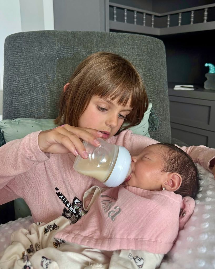 Kailani se mostró como la más protectora ed Tessa desde que nació su primita