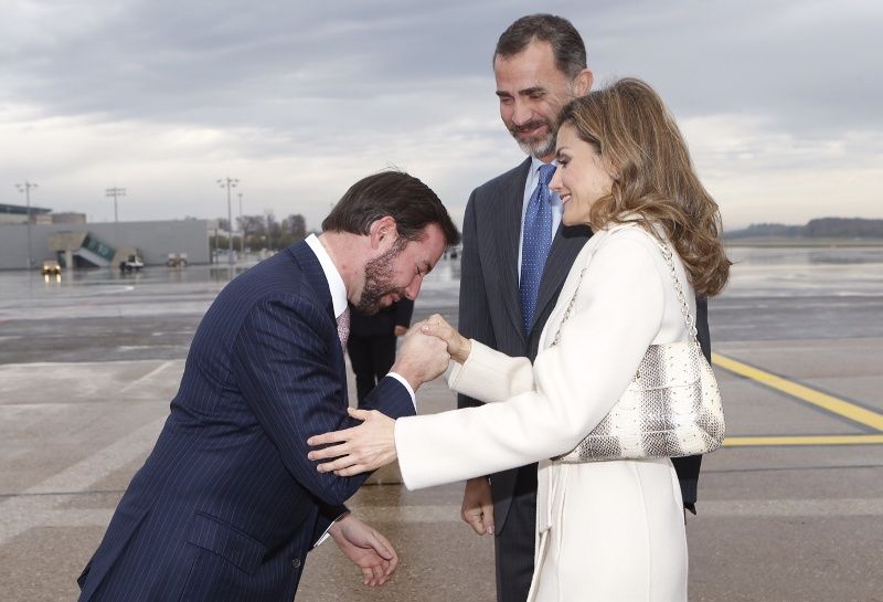 Felipe VI y doña Letizia cuando fueron recibidos por el ahora Gran Duque Guillermo