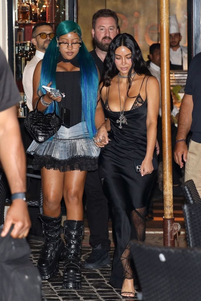 Kim llamó la atención con un vestido negro transparente que resaltó perfectamente su estilo característico, mientras que North mostró su personalidad vibrante con un cabello azul y verde audaz. 