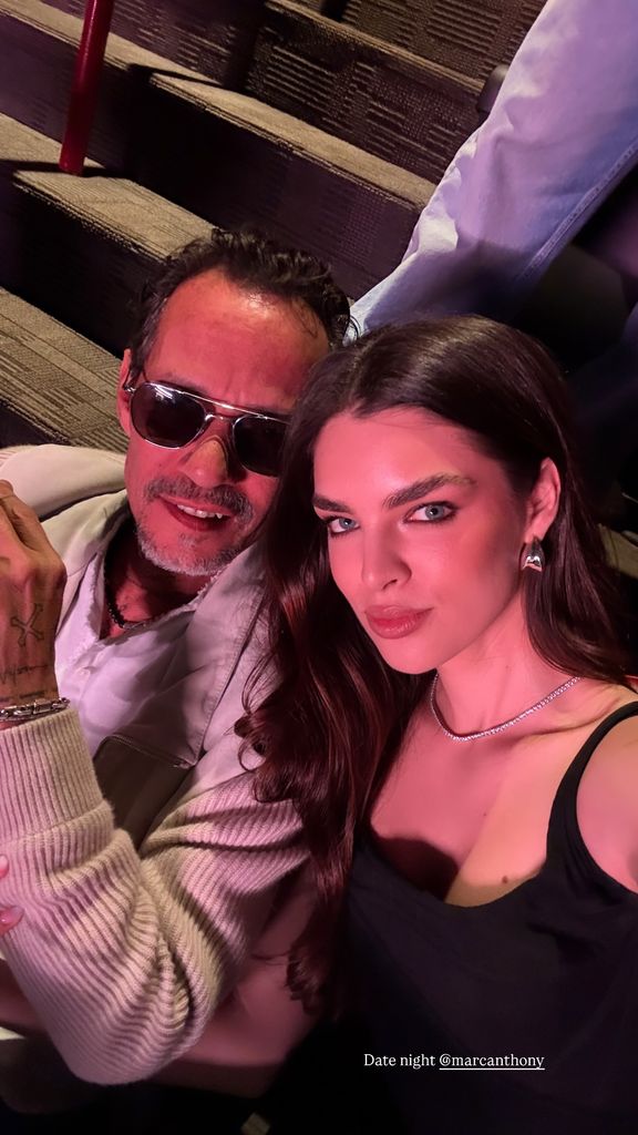Marc Anthony y Nadia Ferreira, muy enamorados en el concierto de Rauw.