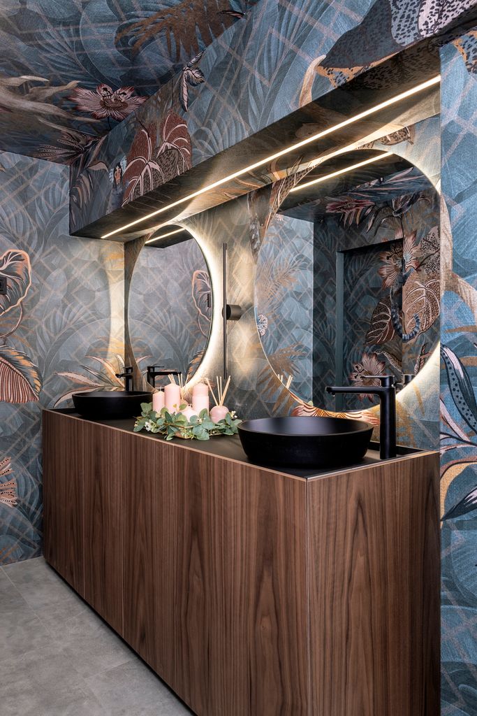 Baño con papel pintado en paredes y techo. 