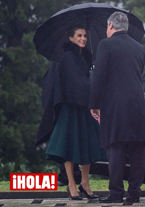 La reina Letizia aterriza en Croacia con su vestido verde Edimburgo que llevó en el homenaje al marido de Isabel II