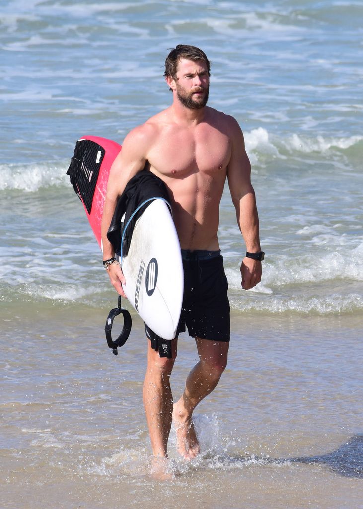 Chris Hemsworth surfeando