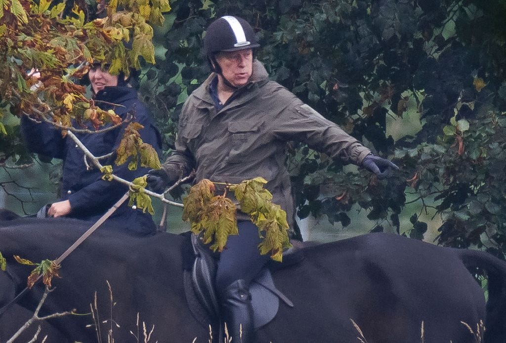 Plano medio del príncipe Andrés de York montando a caballo