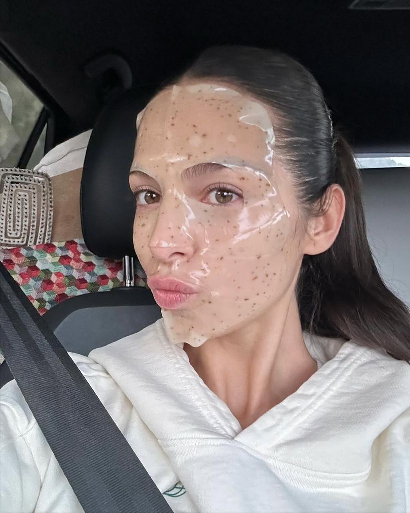 Sarah Cátala haciendose el skincare en el coche