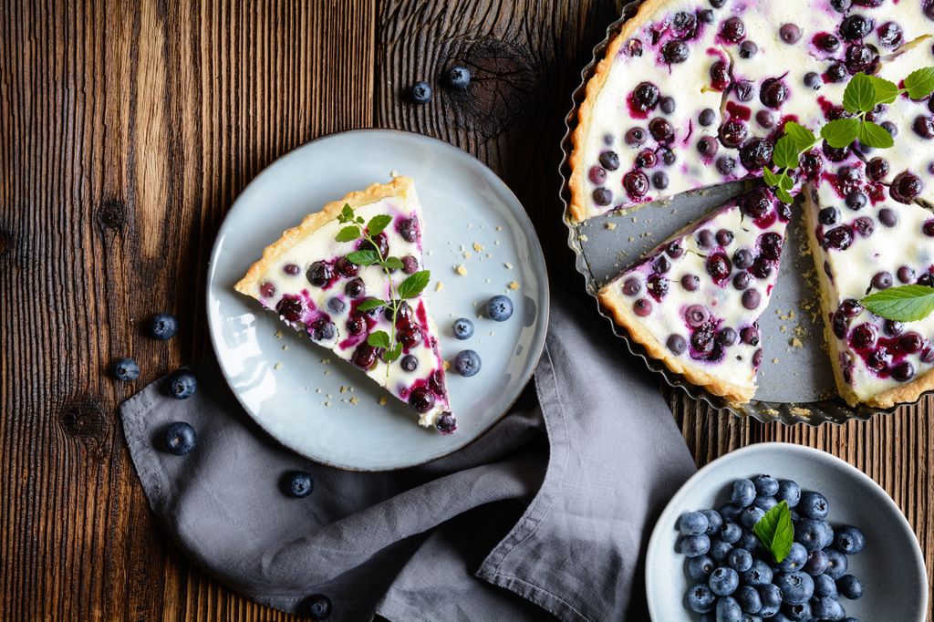Mustikkapiirakka: Los arándanos del bosque son los protagonistas de esta tarta casera, uno de los postres más queridos de Finlandia.