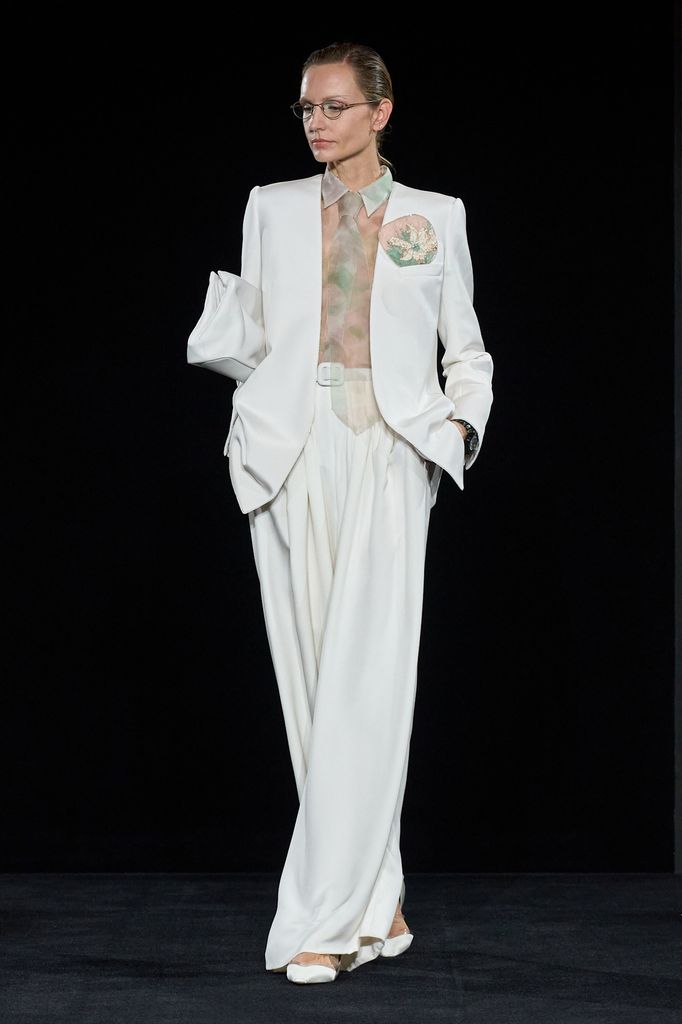 Los trajes sastre que tanto definieron Armani ahora son presentados de manera etérea y femenina.
