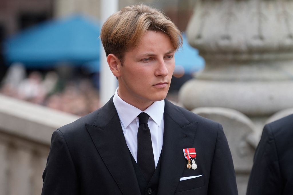 El príncipe Sverre Magnus de Noruega llega al Parlamento, el Storting, en Oslo, antes del inicio de la ceremonia de juramento de su padre, el rey Haakon VIII, ante la Constitución, el 1 de septiembre de 2026. Haakon VIII se convirtió en rey tras el fallecimiento de su padre, Harald V, el 28 de agosto a los 89 años