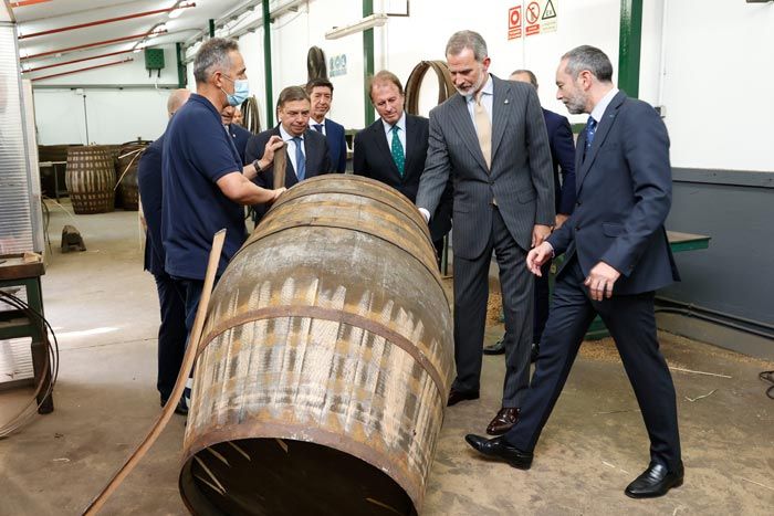 Don Felipe visitó las bodegas del grupo
