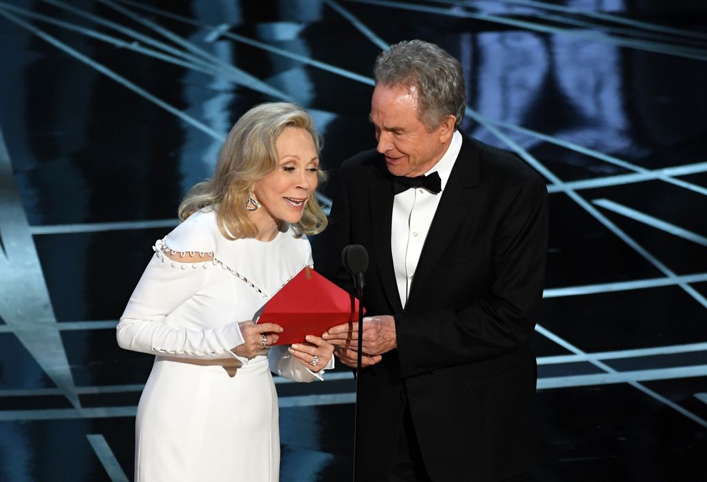 Faye Dunaway y Warren Beatty no leyeron mal el ganador del premio a la mejor película, sino que les dieron el sobre equivocado. Era una copia del de mejor actriz, para Emma Stone, ganadora por La La Land. Warren Beatty vio que algo no iba bien, pero se quedó confundido y sin saber qué hacer, pero Faye Dunaway vio que ponía ‘La La Land’, y lo anunció