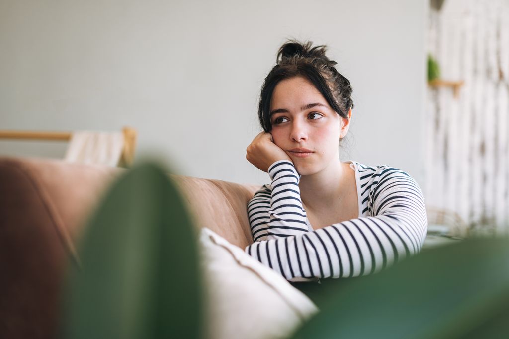 Adolescente deprimida en su casa